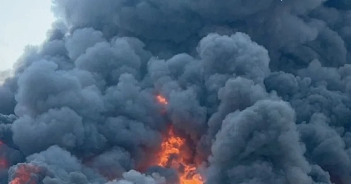 Наслідки ночі атаки на Кривий Ріг: зруйновані будівлі та дим від вибухів на вулицях міста.