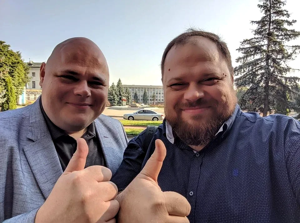 Народний депутат Стефанчук під час прес-конференції обговорює деталі своєї декларації.