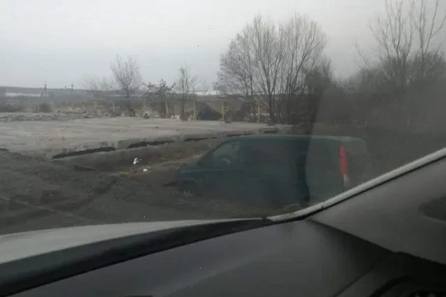 Наслідки ДТП Закарпаття: пошкоджені автомобілі та сліди аварії на дорозі після неналежного ремонту.