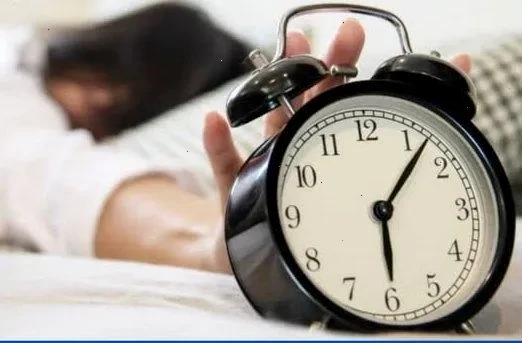 Люди з годинниками на фоні сонячного пейзажу обговорюють перехід на літній час в Україні.