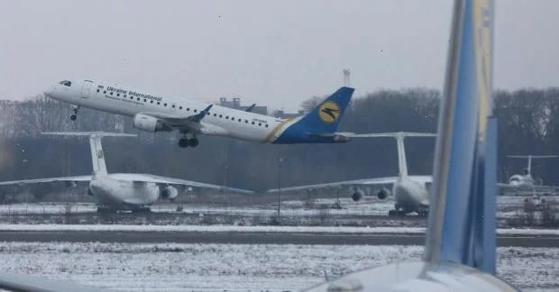 Небо закрите не лише через війну: названа ключова причина, що блокує польоти в Україні