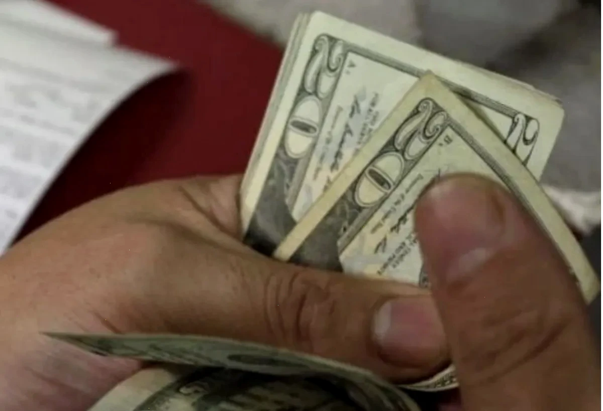 долар - Офіційний курс долара на 27 березня 2023 року.