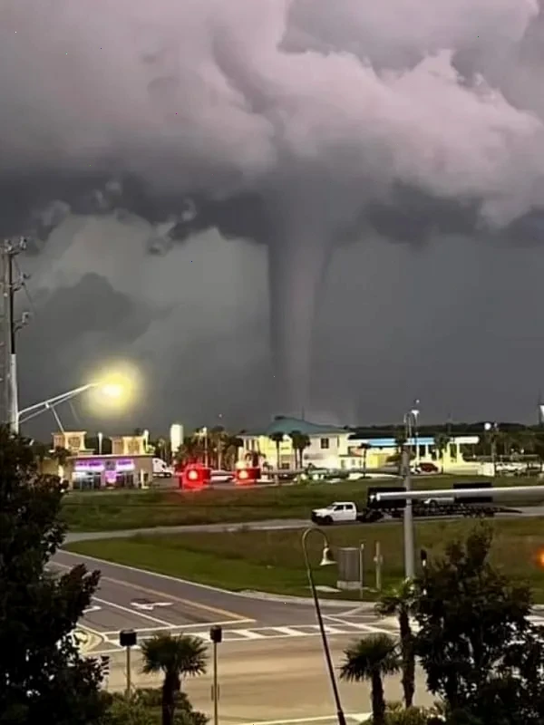 смерч - атмосферний вихор, що може завдати шкоди