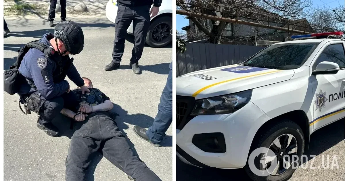 Поліція на місці стрілянини в Одесі на Архітекторській вулиці, зупиняючи автомобілі та збираючи свідчення.