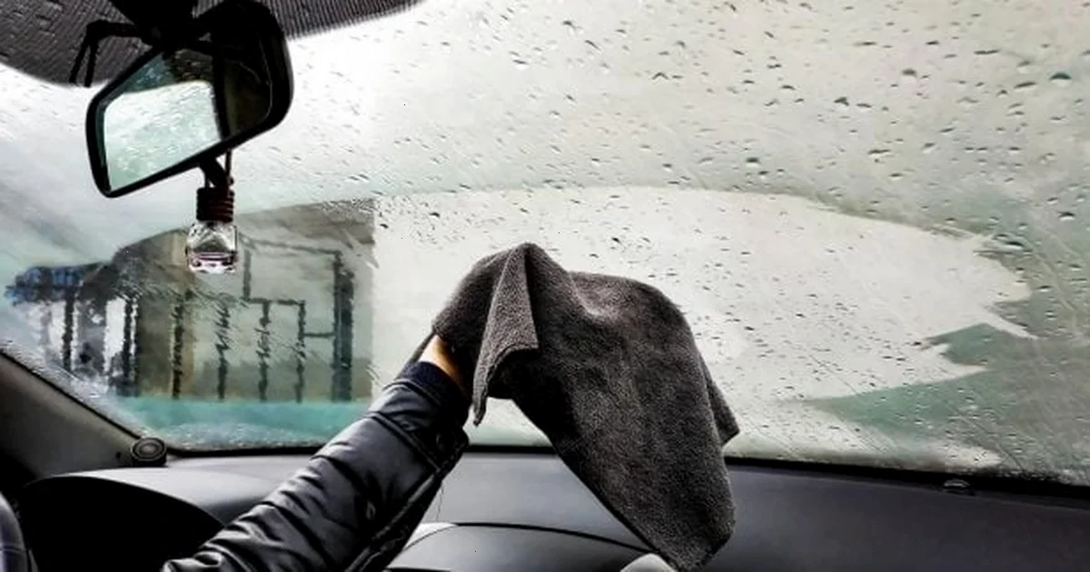 як мити скло всередині салону