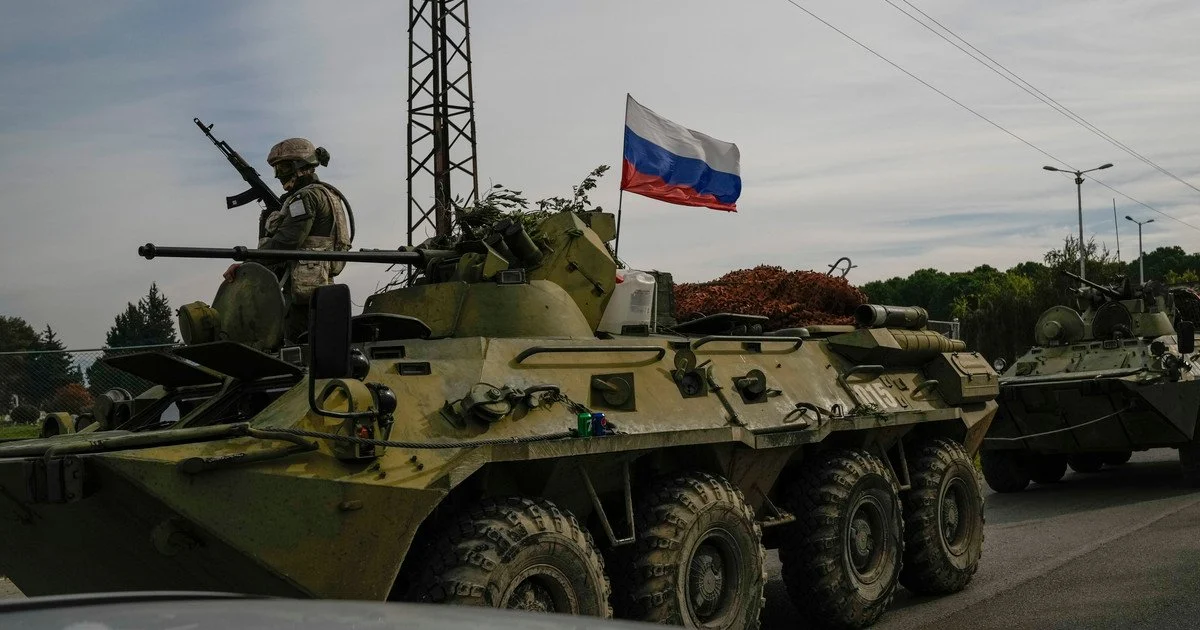 Російські військові на бронетехніці