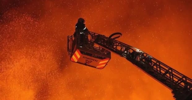 Росіяни майже дві доби гатили по Дніпру: в місті значні руйнування, є загиблі та поранені (фото, відео)