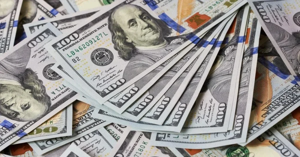Скільки коштуватимуть 100 доларів в Україні наприкінці квітня: думка експерта
