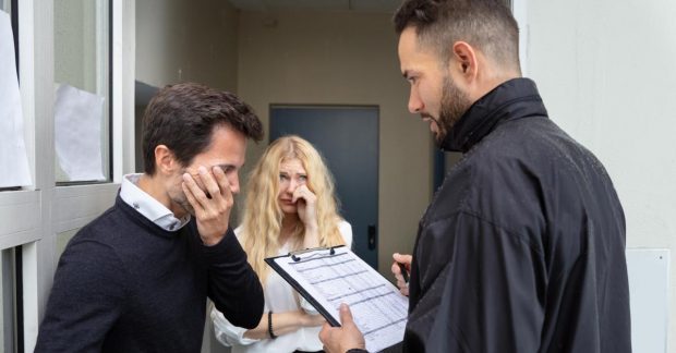 Деяким українцям заблокують картки за найменші борги: юрист пояснив вимоги нового закону