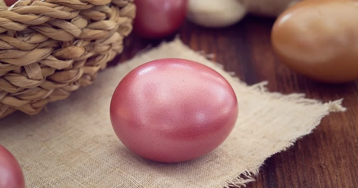 пофарбувати яйця в рожевий колір