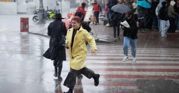 Погода в Україні погіршується: синоптик розказав, де будуть дощі та сильний вітер