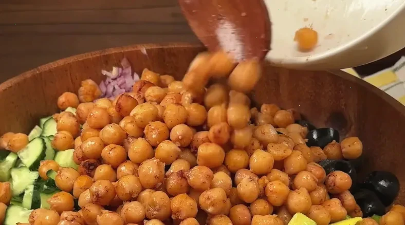 Mediterranean chickpea salad — step 4