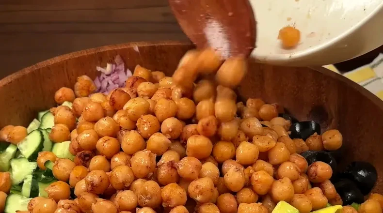Mediterranean chickpea salad — step 4