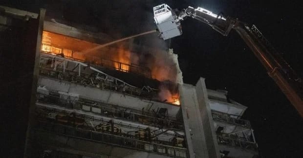 Росіяни вдарили по багатоповерхівці в Сумах, поранені 7 осіб, серед них є дитина (фото)