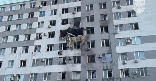 Російський безпілотник влучив у багатоповерхівку в Одесі: є загиблий та поранені