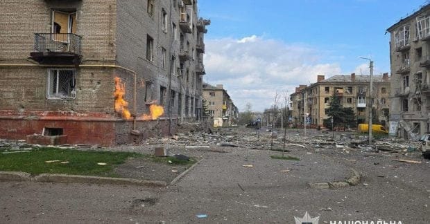 Росіяни вдарили чотирма бомбами по центру Краматорська: щонайменше 10 поранених (фото)