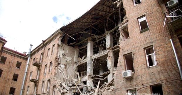 Росіяни повторно вдарили по Дніпру: є загиблий і поранені (фото)