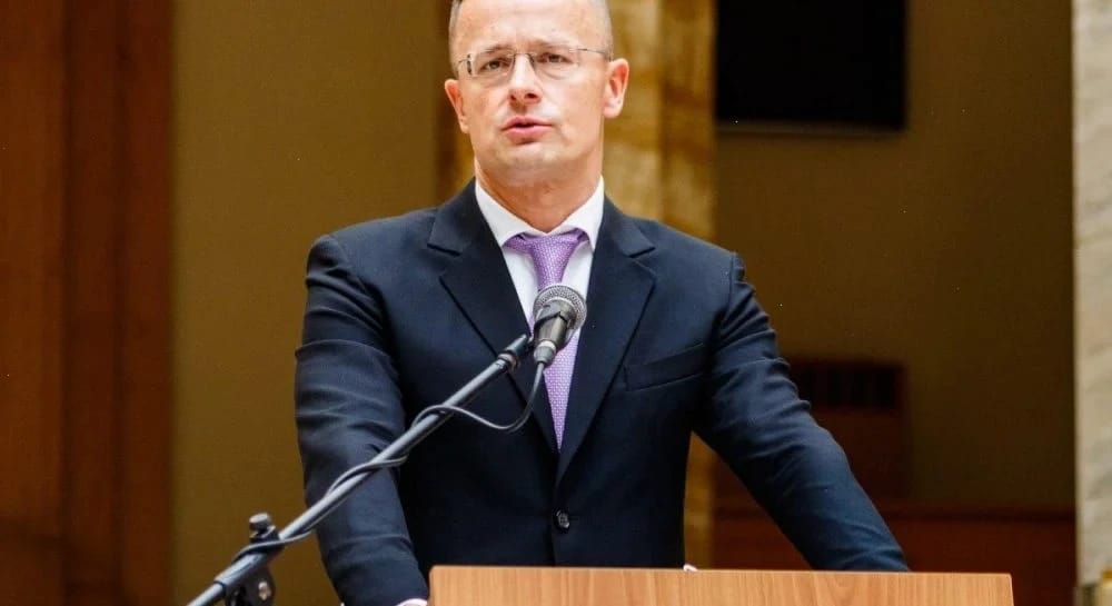 Сіярто після поразки Орбана почав знищувати документи, пов’язані з санкціями, - Мадяр