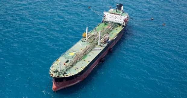 Сотні тисяч барелів нафти: перший завантажений танкер вийшов з Ормузької протоки