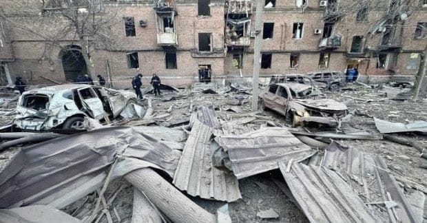 Жахлива атака на Дніпро: зруйновані будинки, багато поранених, серед них дитина (фото, відео)