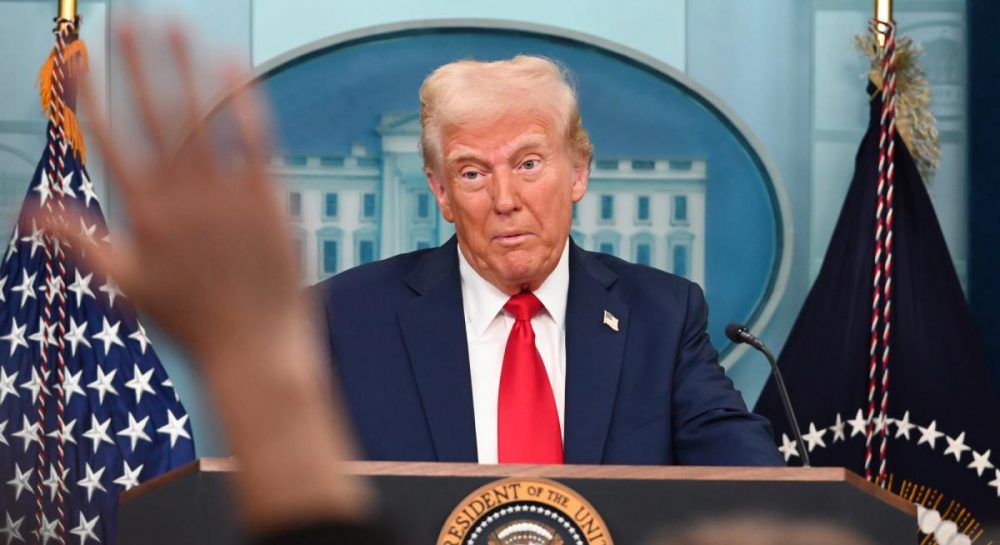Трамп знайшов спосіб бомбити цивільні об'єкти Ірану без звинувачень у злочинах, – Politico