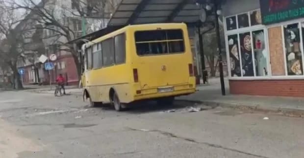 У Херсоні окупанти скинули вибухівку на пасажирський автобус: багато поранених